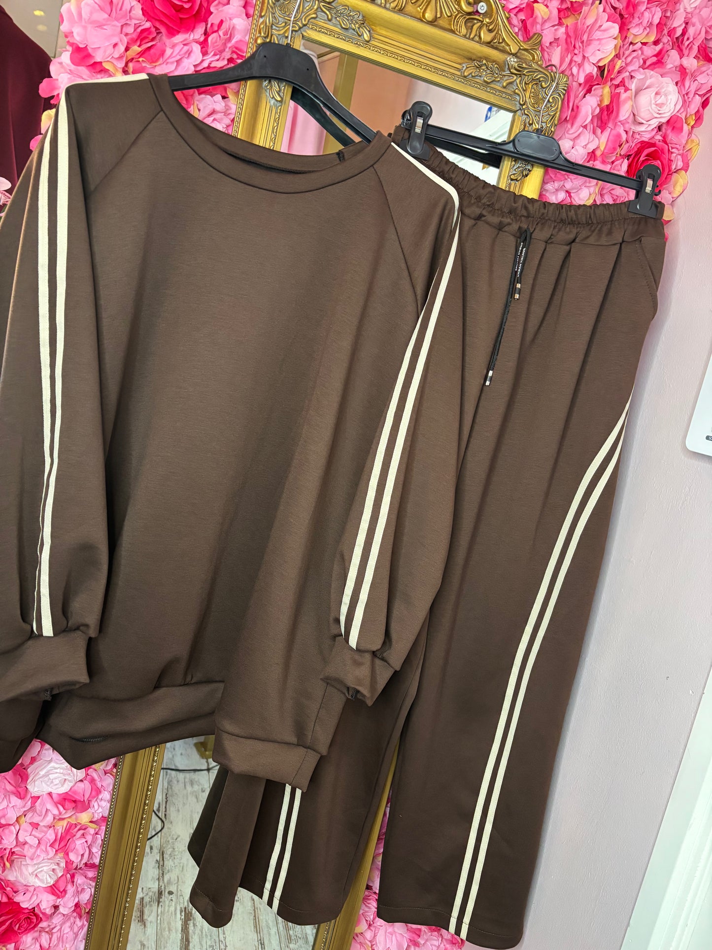 Comfy Set Sporty Chic Bruin Plus Size maat 48 t/m 54
