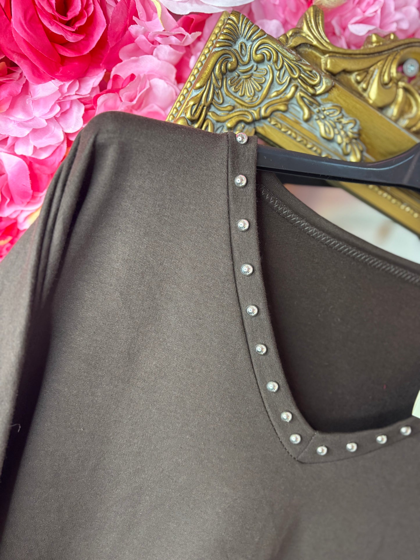 Long Sleeve The Studded Basic Bruin Plus Size maat 48 t/m 52