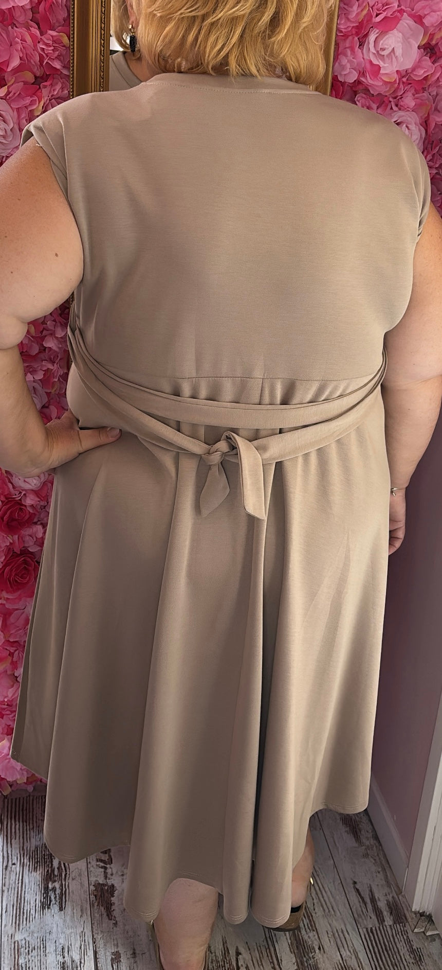 Jurk Soft Shoulder Taupe Plus Size 44 t/m 52