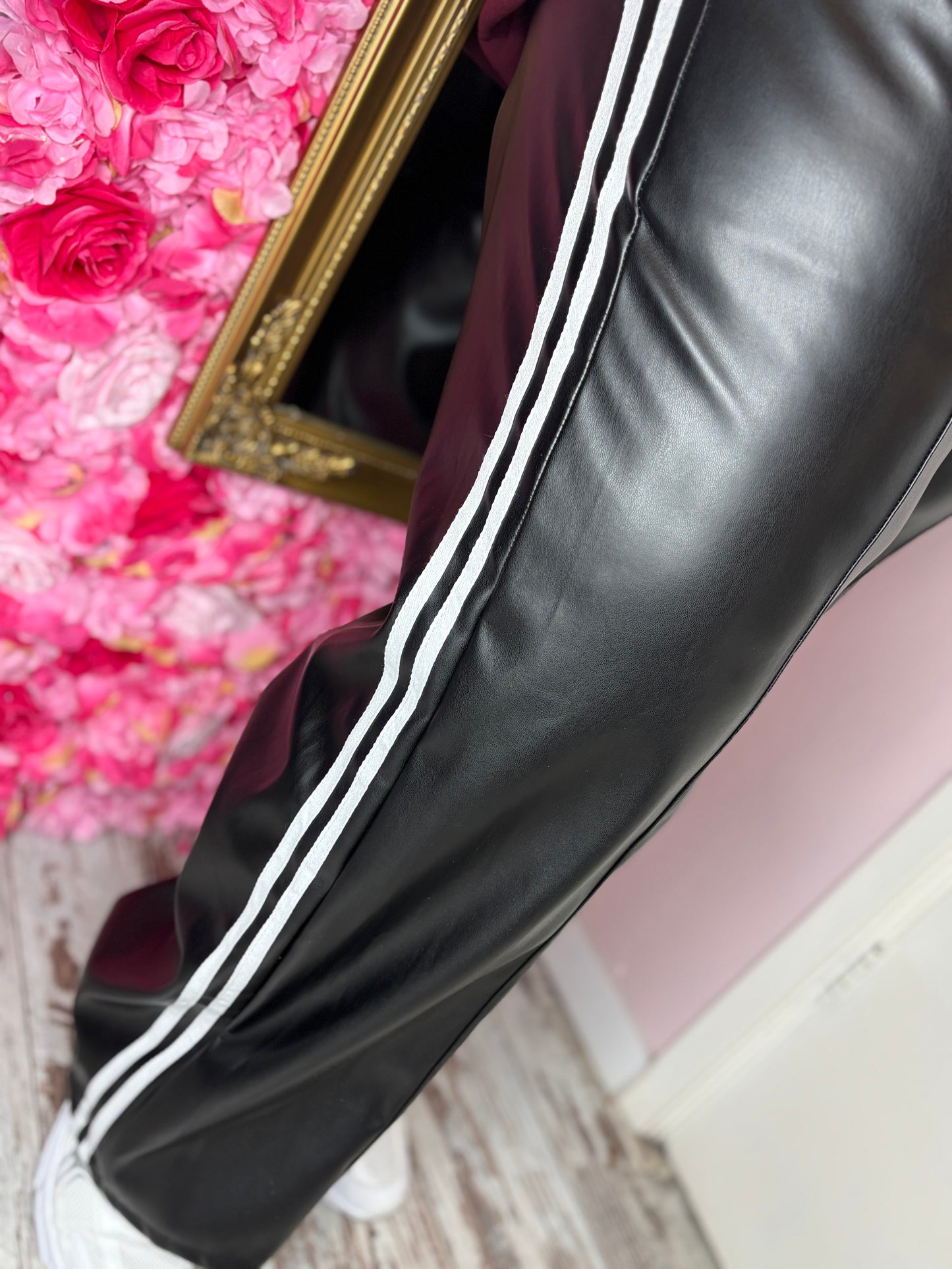 Broek Straight Stripe Leather Look Zwart Plus Size Maat 46 t/m 52