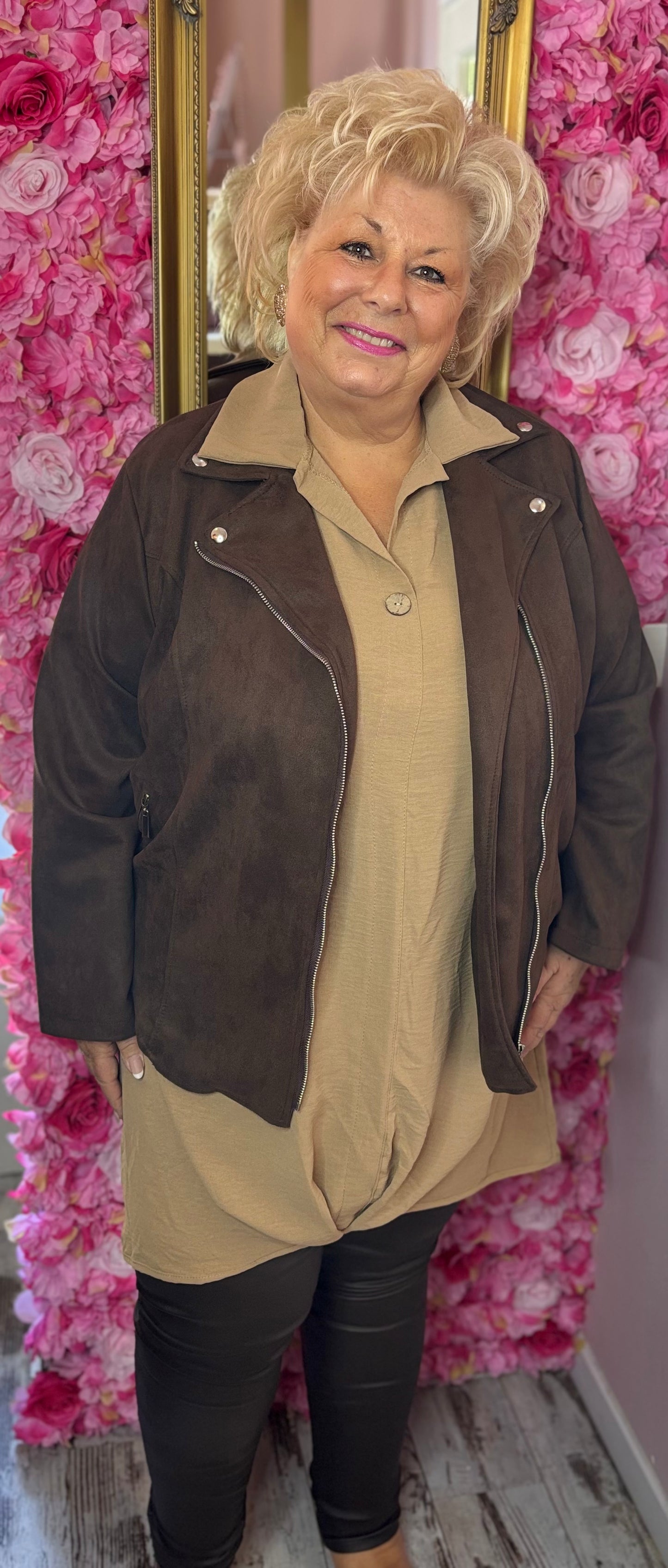 Suede Look Jas Bruin Plus Size maat 44 t/m 52 (dicht)