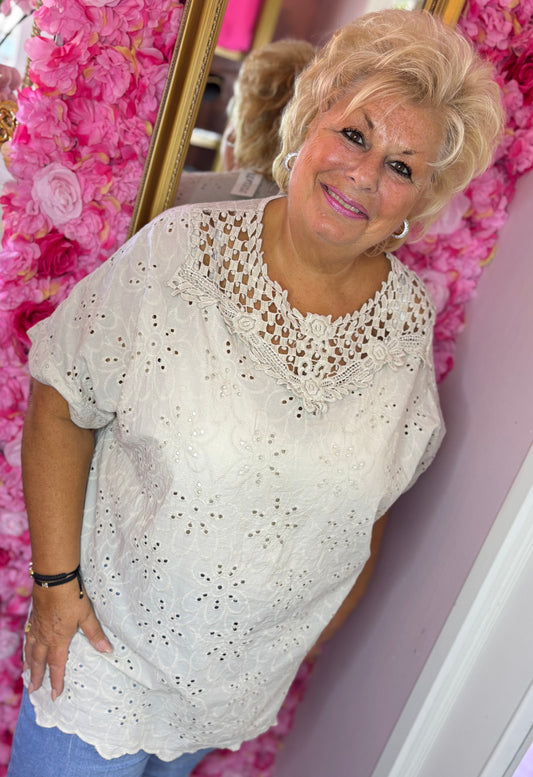 Blouse Broderie Beige Plus Size maat 48 t/m 52