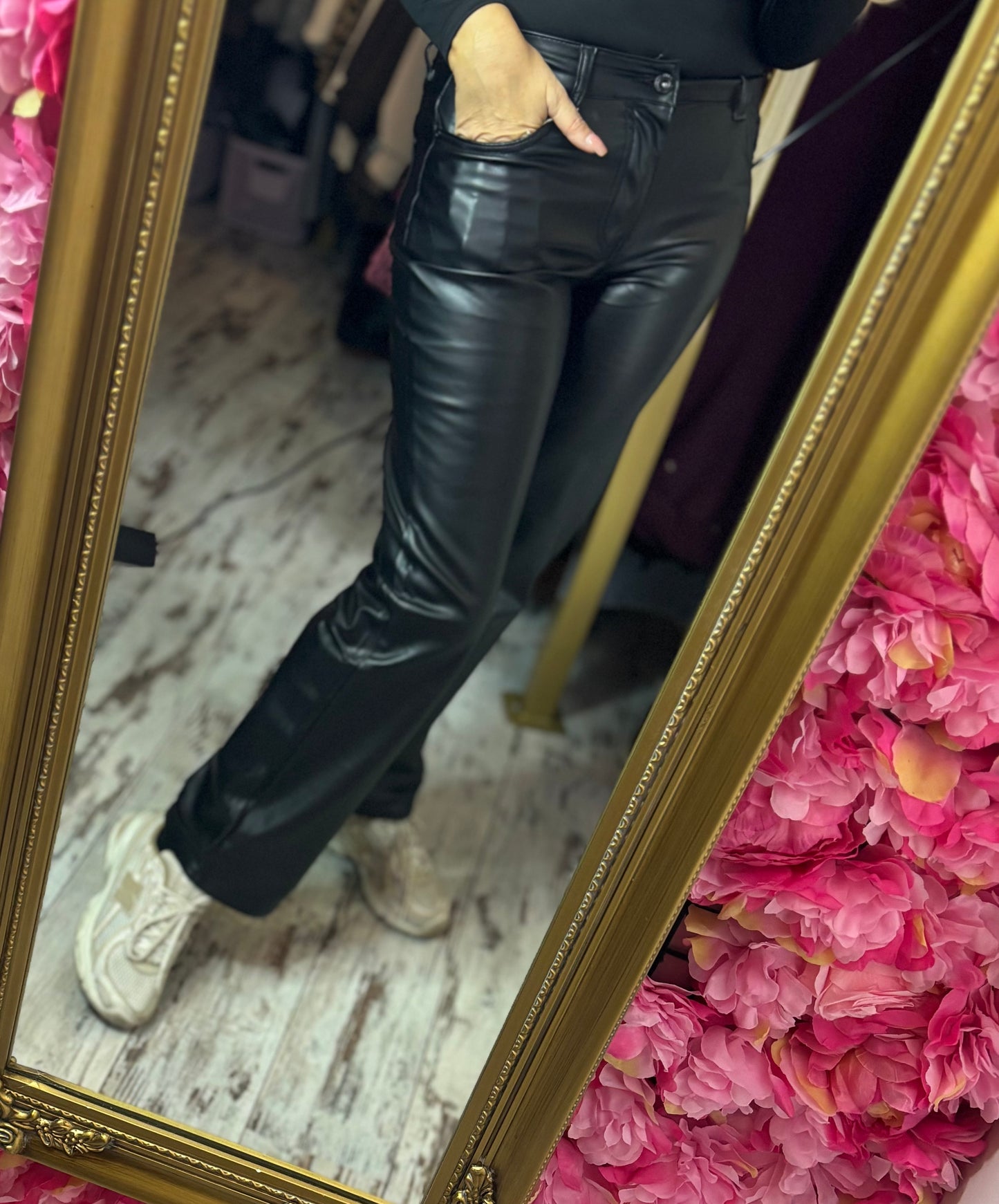 Broek Leather Wide Leg Zwart Maat 36 tot 44 (valt 1 maat kleiner)