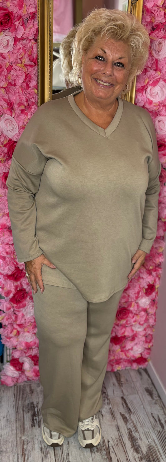 Comfy Set V-Neck Taupe Plus Size maat 46 t/m 52